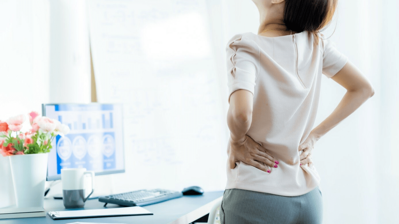 Die Osteochondrose der Lendenwirbelsäule geht mit Schmerzen und Beschwerden im Lendenbereich einher. 