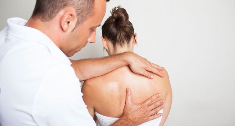 Rückenuntersuchung und Massage durch einen Spezialisten