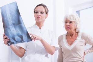 Arzt zeigt Patienten x-ray der Wirbelsäule